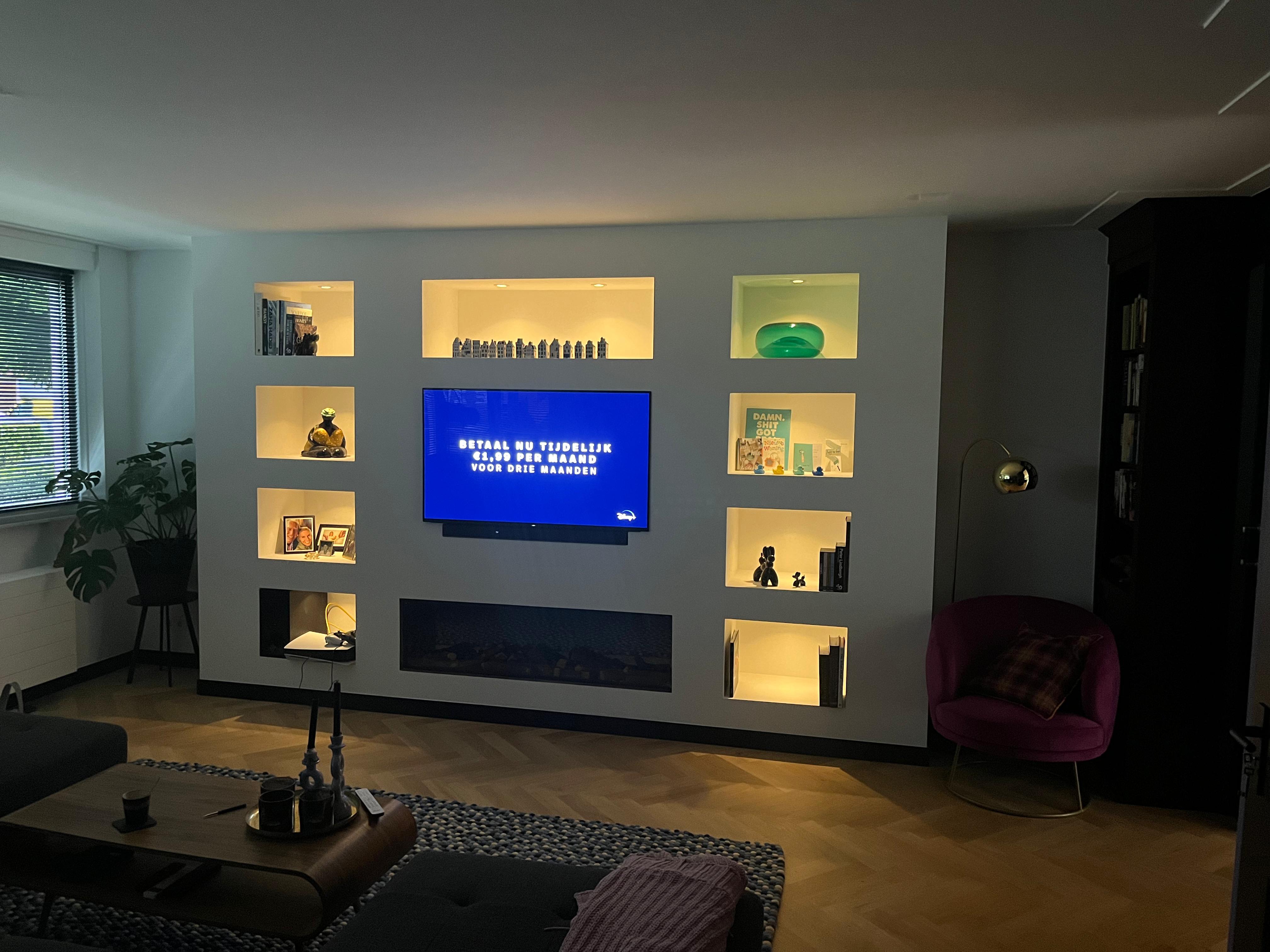 TV wand met verlichte nissen