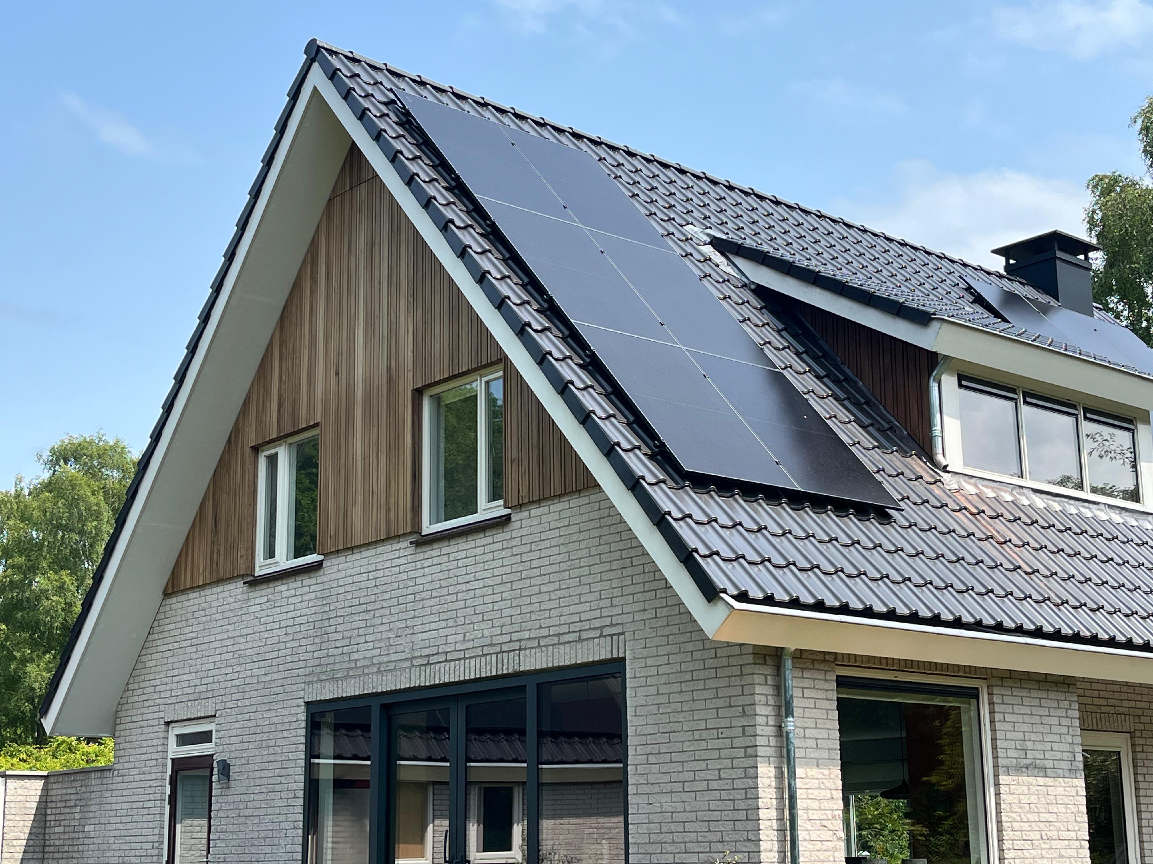 Woning met zonnepanelen en houtwerk